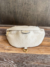 Load image into Gallery viewer, Medium size bum bag in cream