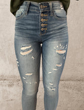 Load image into Gallery viewer, Button Fly distressed Judy Blue skinny’s