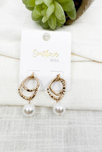 Load image into Gallery viewer, Pearl dangle earrings