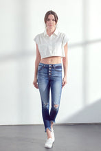 Load image into Gallery viewer, Button fly distressed skinnys - Kan can