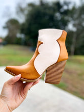 Load image into Gallery viewer, Camel color combo western bootie